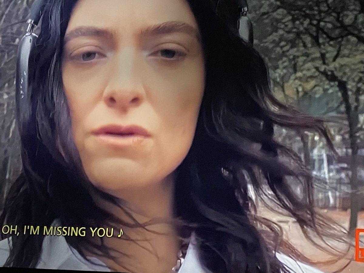 DirectionerJen_'s tweet image. Guess who’s back!!!! Ahhhhhhh!!!!! @lorde @MTV epic awesome videos