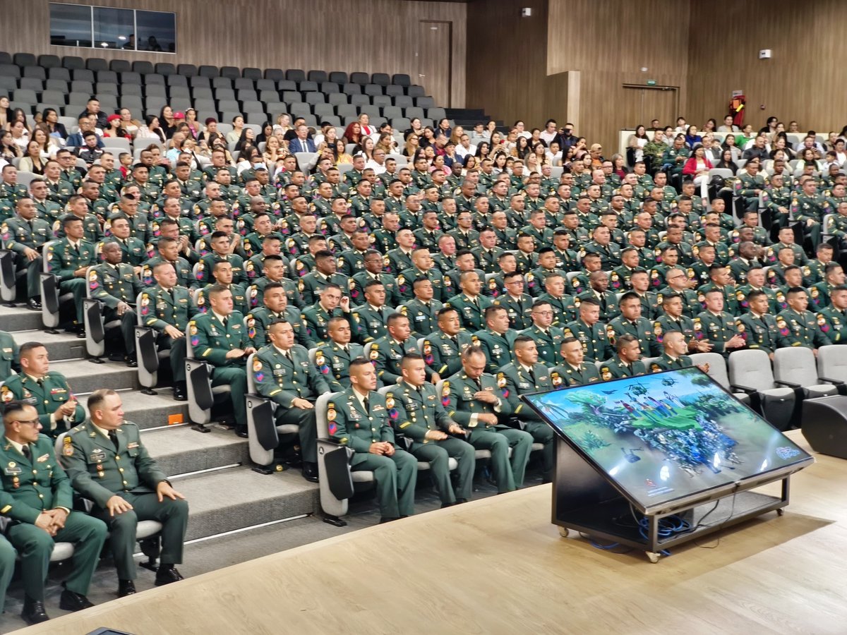 COL_EJERCITO's tweet photo. #ParaDestacar | 404 cabos primeros listos para liderar desde las diferentes regiones de #Colombia. 

En ceremonia presidida por nuestro segundo comandante, mayor general Erik Rodríguez Aparicio, se clausuró el Curso de Conducción Táctica II-2025 en la Escuela de Armas Combinadas.

Estos suboficiales fortalecieron sus competencias en liderazgo, principios y valores, preparándose para asumir con responsabilidad su futuro grado como sargentos segundos.

#EducaciónMilitar
@CEMILEJC
