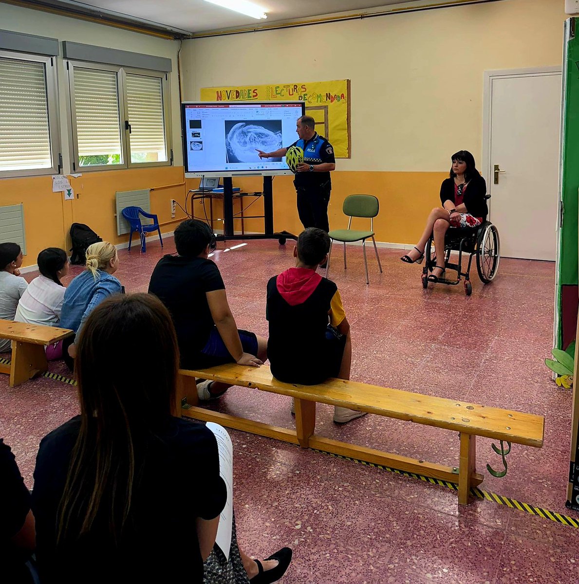 29 mayo en el <a href="/JorgeGuillenVA/">CEIP Jorge Guillén (Valladolid)</a> <a href="/Aitor09931548/">Aitor</a> de <a href="/PoliciaMV/">Policía Municipal Valladolid</a> junto con <a href="/MARIAPAZGO7773/">MARY PAZ AESLEME CYL</a> de <a href="/AESLEMEONLINE/">AESLEME</a> hemos dado clase a los alumnos de 5° y 6° Primaria " Seguro por tu ciudad" <a href="/AyuntamientoVLL/">Ayto. de Valladolid</a> <a href="/APAT_PAT/">Asociación P(A)T</a> <a href="/JesusJCarnero/">Jesus Julio Carnero</a> <a href="/Rodriniga/">Rodrigo Nieto</a> <a href="/CrusatIreneVOX/">Irene Carvajal Crusat</a> <a href="/herreropedro/">Pedro Herrero</a> <a href="/CuadradoToqVOX/">Alberto Cuadrado Toquero</a>