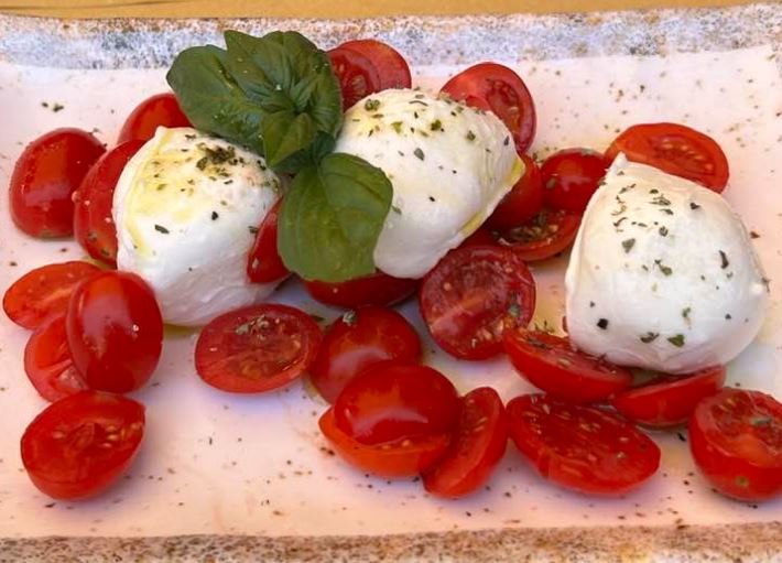 learnitalianpod's tweet image. Lunchtime done right! 🍅🧀 Fresh mozzarella, juicy cherry tomatoes, a sprinkle of oregano, and basil straight from the garden. Simple, delicious, and full of flavor. 🇮🇹 Buon appetito! #Caprese #FreshAndSimple