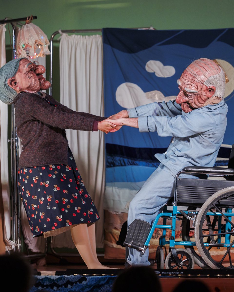 Como colofón al ciclo de primavera, el domingo en Alesanco, Sapo Producciones nos emocionó con “Te regalo el sol”, una obra donde Ofelia y Eulogio aparecen muertos en un sótano del geriátrico en el que él ha estado ingresado durante 5 años 🫶🏻