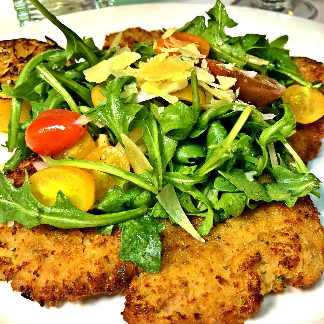 A dish that’s all about balance - crispy breaded veal, peppery arugula, shaved parmesan, and a light lemon-olive oil vinaigrette. Vitello Milanese, done right.

Book your reservation: opentable.com/r/tresca-boston

#trescanorthend #bostoneats #bostonfoodies #northendboston
