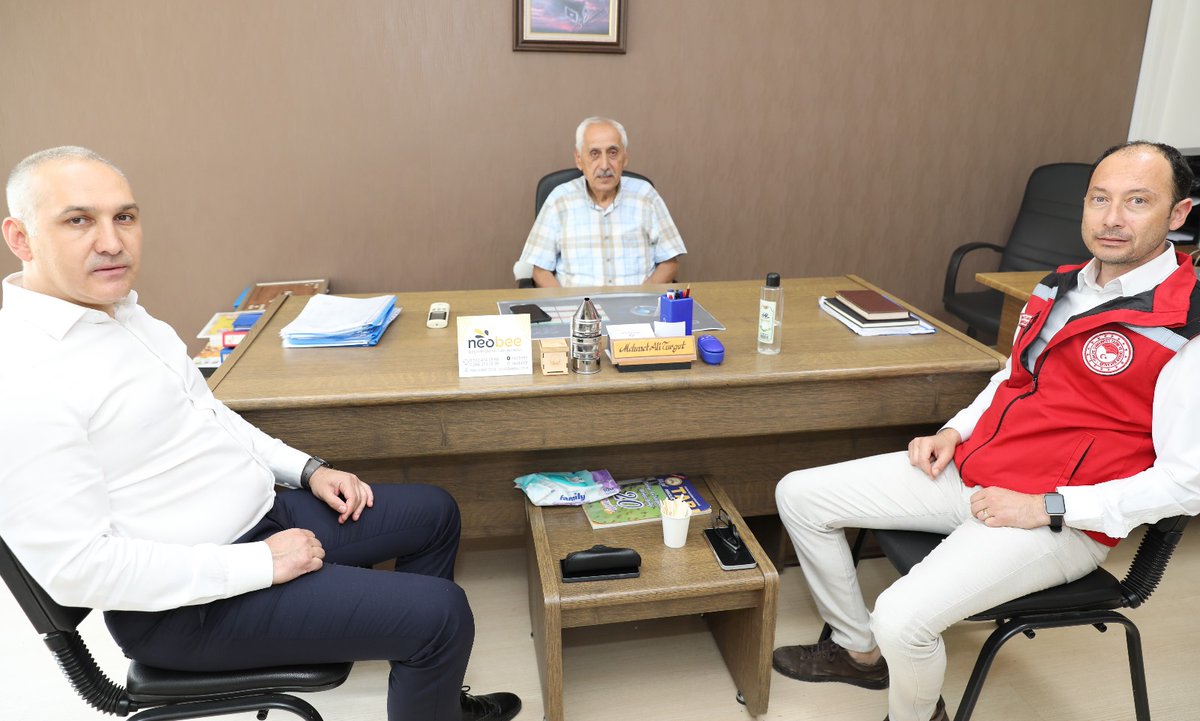 Manisa İl Tarım ve Orman Müdürü Metin Öztürk, geçtiğimiz günlerde yeniden başkan seçilen Manisa İli Arı Yetiştiricileri Birliği Başkanı Mehmet Ali Turgut’a hayırlı olsun ziyaretinde bulundu.