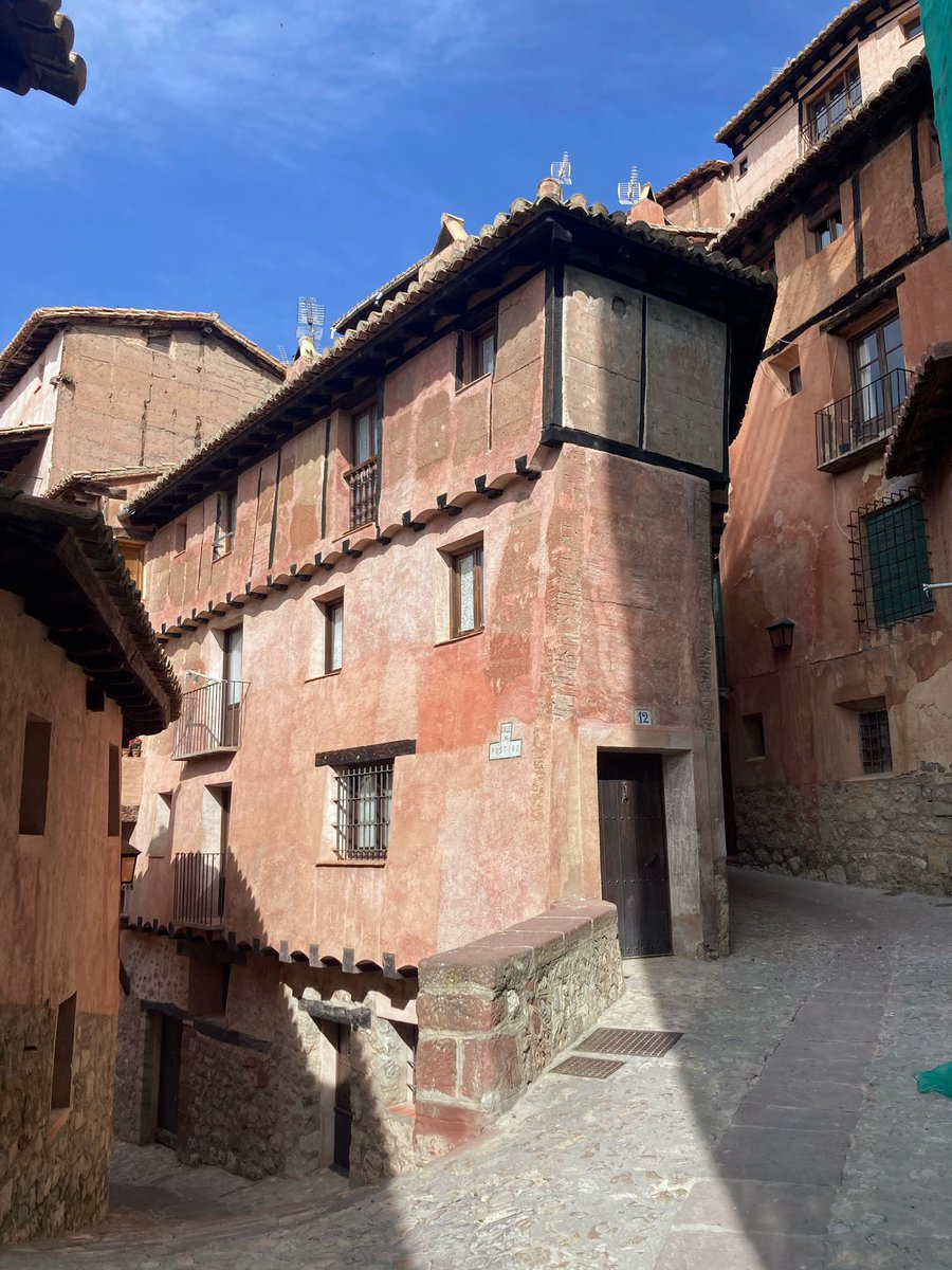 lasanacronicas's tweet photo. ✨ Pasear por Albarracín es como abrir un libro de historia en cada rincón.
 📍 Calles estrechas, murallas centenarias y casas rojizas que parecen sacadas de un cuento medieval.

Te lo cuento todo en mi último post 👉🏽 https://t.co/MkfmGGFvRX https://t.co/3girMQ1J7e