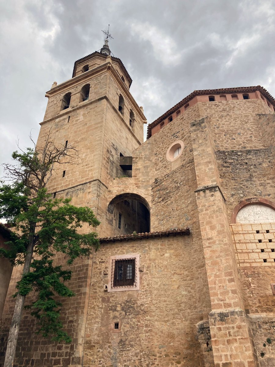 ✨ Pasear por Albarracín es como abrir un libro de historia en cada rincón.

📍 Calles estrechas, murallas centenarias y casas rojizas que parecen sacadas de un cuento medieval.

Te lo cuento todo en mi último post 👉🏽 lasanacronicas.com/que-ver-albarr…