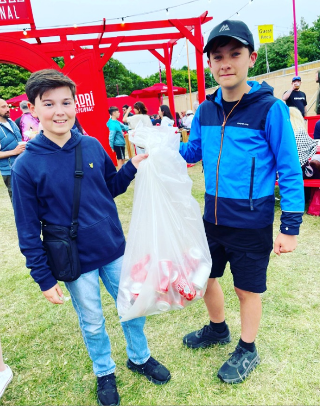 🌟 Shout out to these two #LitterHeroes for picking up recyclables at Radio 1's #BigWeekend! Thanks for helping the environment &amp; keeping the park clean 🌟

Huge thanks to all volunteers who helped to made our city tidy this weekend - and always. Your hard work is appreciated 💚