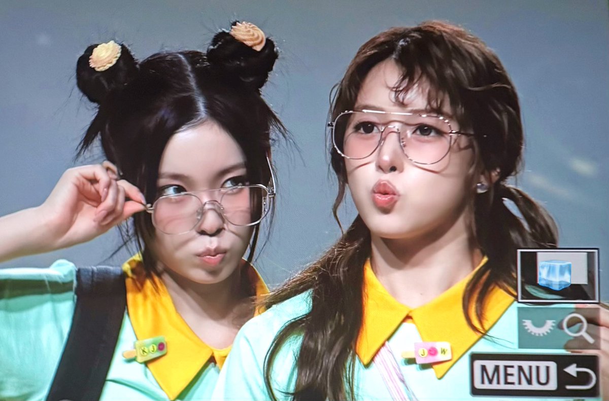 250529 사운드웨이브 팬싸

진짜 귀엽다….🫳🏻

#NMIXX #엔믹스
#BAE #배이 #배블왔솔
#JIWOO #지우 
#KYUJIN #규진 
#KNOW_ABOUT_ME