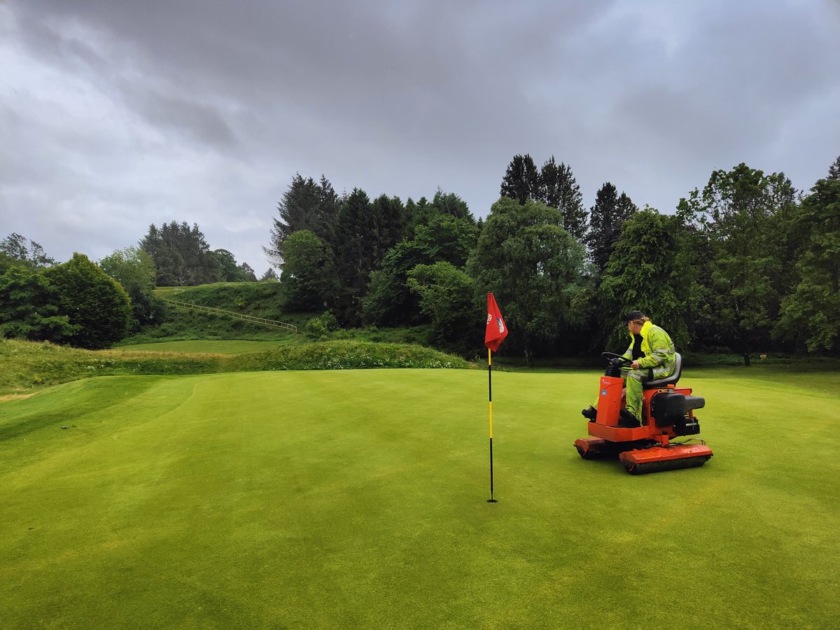 Challenging Brand Putter set-up amongst the squalls today.  We are approaching 100mm of rain in the past 6 days and the dry weather seems ages ago.  Good luck to both teams tonight. 👍