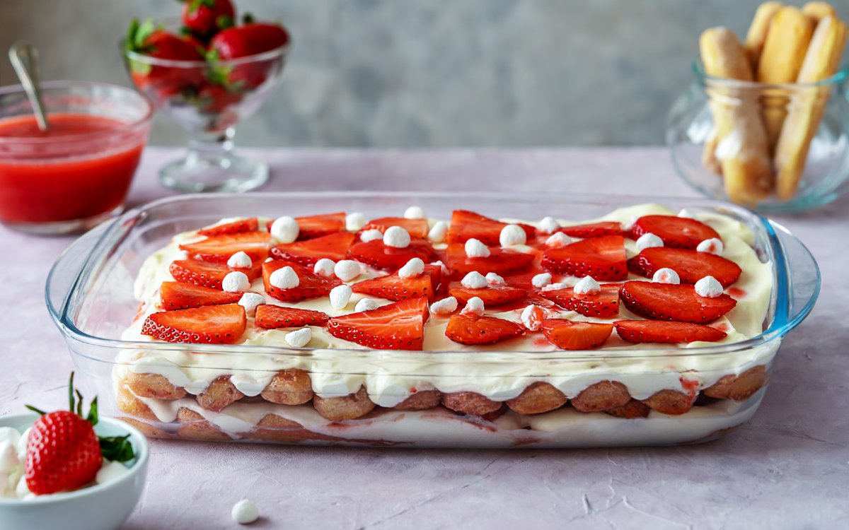 rezeptheft.at/rezepte/erdbee… 
Erdbeer-Tiramisu – Fruchtige Variante des italienischen Klassikers

Erdbeer-Tiramisu ist eine erfrischende, sommerliche Version des beliebten italienischen Desserts. Die Kombination aus saftigen Erdbeeren, cremiger Mascarpone und zarten Löffelbiskuits
