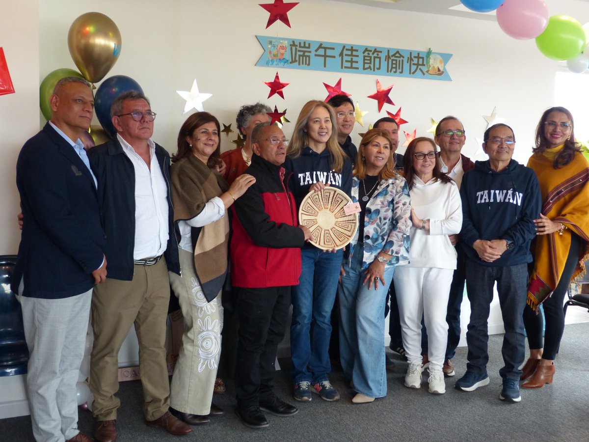 Taiwán y Colombia celebran el Festival de los Botes de Dragón. La Cámara de Comercio Colombo-Taiwanesa y la Oficina Comercial de Taipéi en Bogotá <a href="/ColombiaTaiwan/">Taiwán en Colombia駐哥倫比亞代表處</a> reunieron a la comunidad taiwanesa y amigos colombianos para conmemorar con entusiasmo esta tradicional festividad