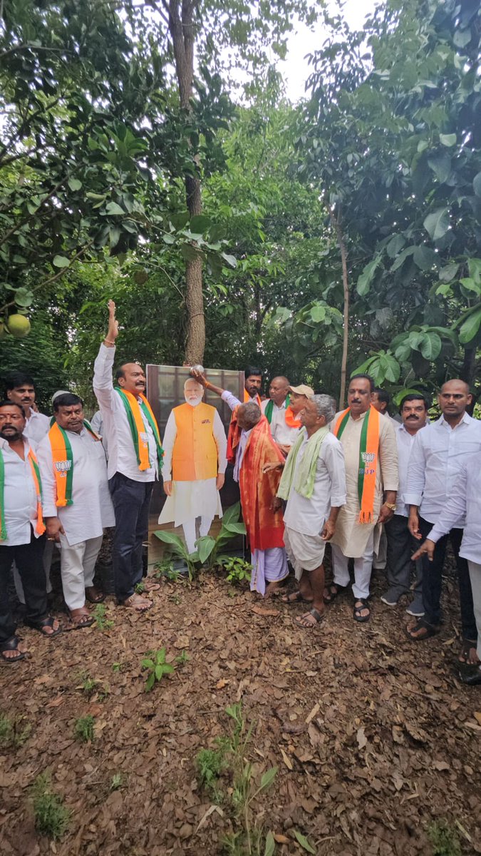 14 పంటలకు MSP (కనీస మద్దతు ధర) పెంచి రైతుల మోముల్లో సంతోషాన్ని తెచ్చిన ప్రధాని <a href="/narendramodi/">Narendra Modi</a>. రైతన్నల సంక్షేమం కోసం మన మోదీ గారు చేస్తున్న మంచికై చేస్తున్న పాలాభిషేకమిది. అన్నదాతలకు అండదండగా నిలుస్తున్న గౌరవనీయులైన శ్రీ నరేంద్ర మోదీ గారికి సదా, సర్వదా రుణపడి ఉంటామని