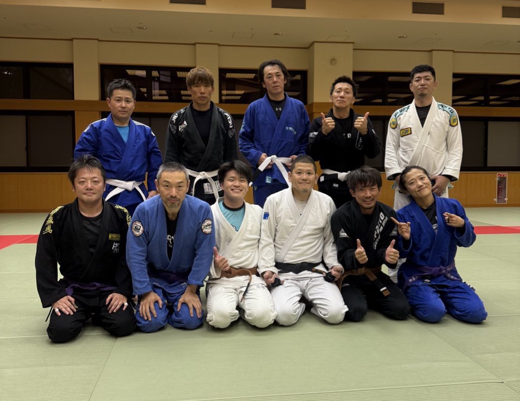 golefutsal's tweet photo. 今日は岸和田柔術練習会。18時〜21時（自分は19時から）。12名参加！基礎運動、ペアドリル、パスのテクニック。さらに今日はトップからのベリンボロも！最近初心者の方が多く、こういうテクニックは久々。スパーも6本できて、良い練習でした。集合写真の時両サイドの先輩の圧が半端なかった😂
＃KBPS https://t.co/XpnHppv1Ah