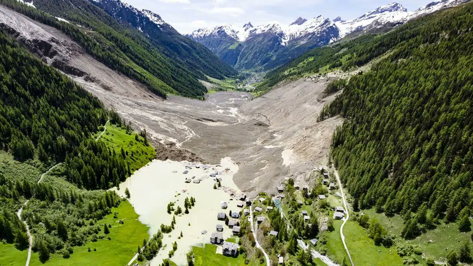 Знаеја во 🇨🇭 пред една недела дека е можен одрон од глечер. Го евакуираа целото село со се животните со хеликоптер. Предизвикана е секако материјална штета. Збори ми за претпазливост.