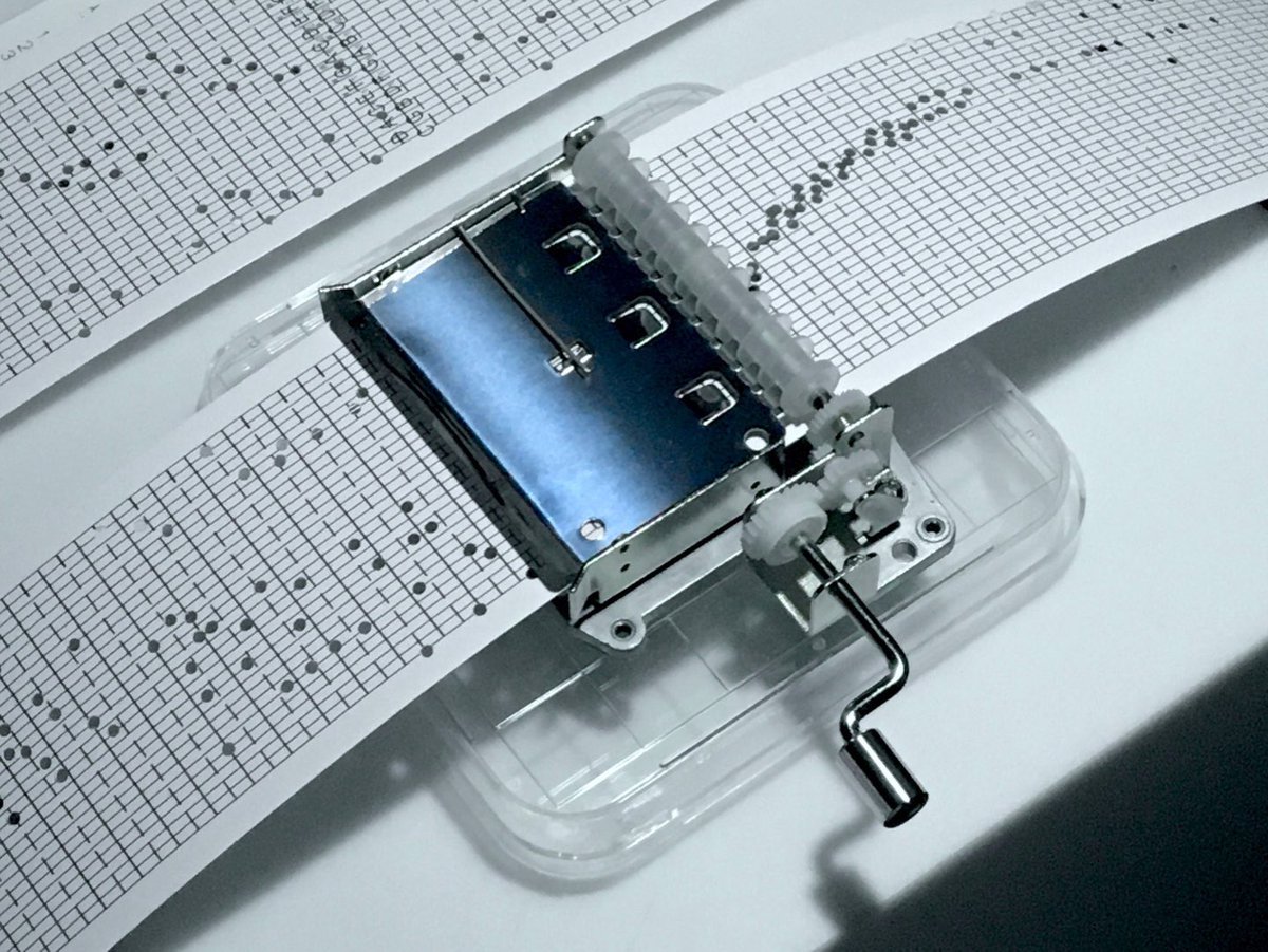 올해 ‘랜덤 다이버시티’ 전시는 색추출 대신 '향추출' 작품을 선보입니다. 
작년에 표절사건으로 여러 애증이 있었지만, 많은 분들이 요청해주셔서 다시 용기내어 보아요. 

이번 작품은 후각뿐만 아니라 청각과의 공감각으로, 
감정을 향기와 소리의 '파동'으로 치환하는 과정을 담았어요. 

우리가