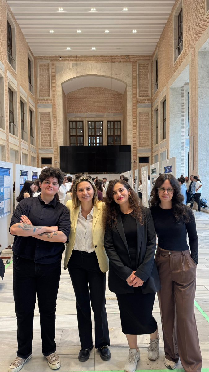 gcyalcin's tweet photo. İleri Fizik Uygulamaları dersi poster sunumlarında öğrencilerimle birlikte.
İstanbul Üniversitesi Fizik Bölümü. https://t.co/WyYGrih95O