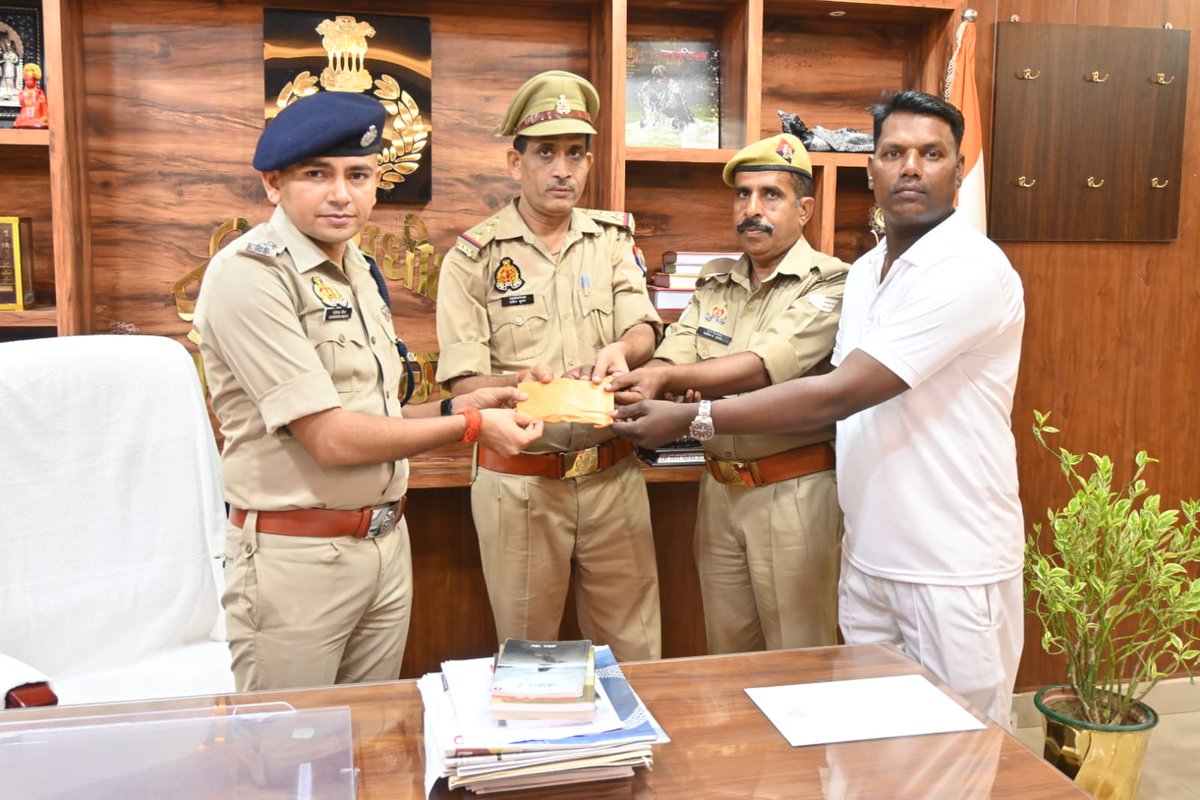 maharajganjpol's tweet photo. पुलिस अधीक्षक महाराजगंज के निर्देशन में वित्तीय वर्ष 2024-25 में पुलिस लाइन व पुलिस अधीक्षक कार्यालय के अनुरक्षण एवं मरम्मत कार्य मे प्रतिसार निरीक्षक सहित विशेष योगदान करने वाले कुल 14 पुलिस कर्मियों को #SPMRJ द्वारा ₹20000 नगद व प्रशस्ति पत्र देकर सम्मानित किया गया।
#UPPolice https://t.co/dQeWP2XScd