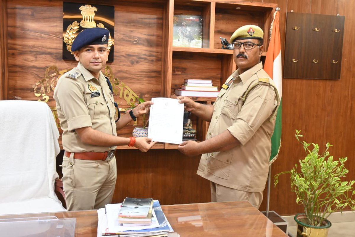 maharajganjpol's tweet photo. पुलिस अधीक्षक महाराजगंज के निर्देशन में वित्तीय वर्ष 2024-25 में पुलिस लाइन व पुलिस अधीक्षक कार्यालय के अनुरक्षण एवं मरम्मत कार्य मे प्रतिसार निरीक्षक सहित विशेष योगदान करने वाले कुल 14 पुलिस कर्मियों को #SPMRJ द्वारा ₹20000 नगद व प्रशस्ति पत्र देकर सम्मानित किया गया।
#UPPolice https://t.co/dQeWP2XScd