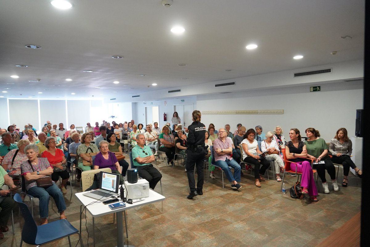 La información, la mejor herramienta para la prevención. Esta mañana los y las mayores de nuestra ciudad han asistido a la II Charla sobre "Consejos para evitar ser víctimas de robos, timos y estafas", una iniciativa del Programa de intervención comunitaria de Servicios Sociales