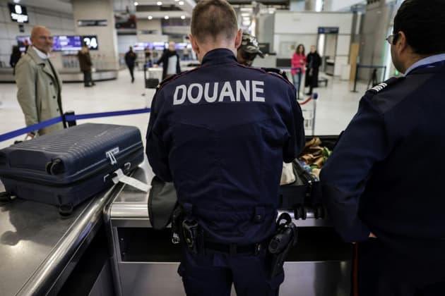 charbofficiel's tweet photo. 🚨🛃 110 cartouches de cigarettes. Non déclarées.
Pas un touriste. Pas un contrebandier.
➡️ Une sénatrice LR, contrôlée à Roissy.

Et là, tu te dis : elle va démissionner ?
Elle va rendre son écharpe ?
Elle va au moins être suspendue, non ?

❌ Que dalle.
Elle a “reconnu les faits”, elle parle d’une “erreur”… et voilà.
Une amende et circulez. Pas de vague. Pas de scandale. Pas de conséquence.

Mais si c’était un citoyen lambda ?
👉 je te laisse imaginer le bordel ! 

Deux poids, deux mesures. Encore.
Toujours.

Cette caste politique peut tricher, mentir, frauder…
Et rester bien assise sur son siège au Sénat.
Pendant que toi, tu te fais matraquer pour une erreur sur ta déclaration d’impôt.

🤡 Bienvenue en République d’Impunités.

#Sénatrice #LR #Fraude #Cigarettes #Roissy