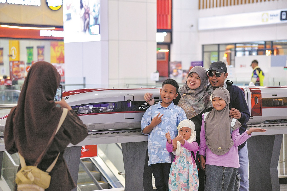 radioitaliacina's tweet image. Passeggeri posano con un modellino di #treno ad alta velocità alla stazione #Halim della ferrovia ad alta velocità #Giacarta-#Bandung a Giacarta, in #Indonesia, il 28 aprile. Al 27 aprile, la #ferrovia ha trasportato 9 milioni di passeggeri e gestito 26.168 corse in treno