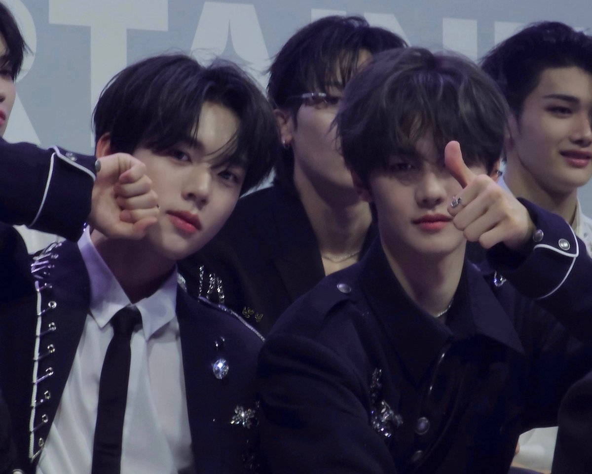 youu_uoo's tweet photo. 만두포즈 몰라서 규빈이 보고 따라해줌 둘 다 너무 귀여워ㅓ https://t.co/ezdnKsWXlG