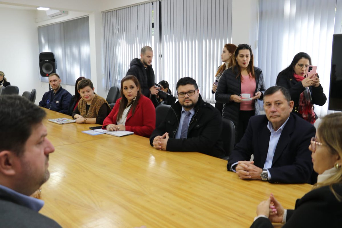 Acompañan la delegación los senadores miembros <a href="/luis_pettengill/">Luis Pettengill</a> y <a href="/OviedoSenador/">José Oviedo</a> 

#SenadoPy