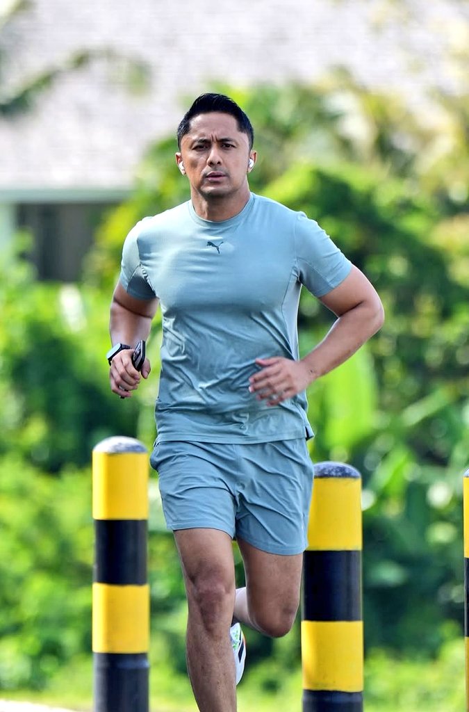mrvvip's tweet photo. Hengky Kurniawan looks having bulge on jogging snaps. #selebwatch https://t.co/tyfsW4BVrP