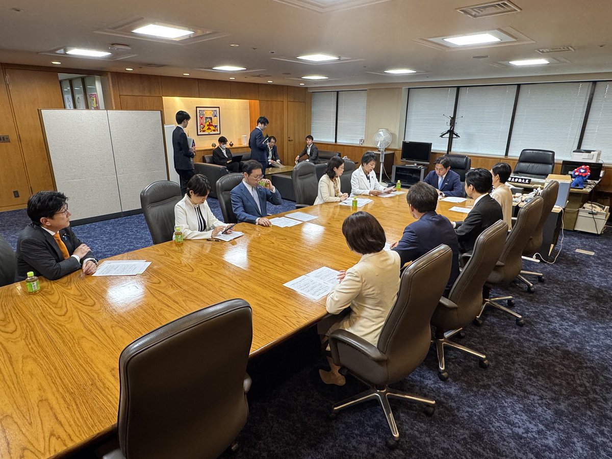 ５月27日、福岡資麿厚労大臣を訪問し、ジェネリック医薬品の将来を考える議員連盟の提言を手交しました。