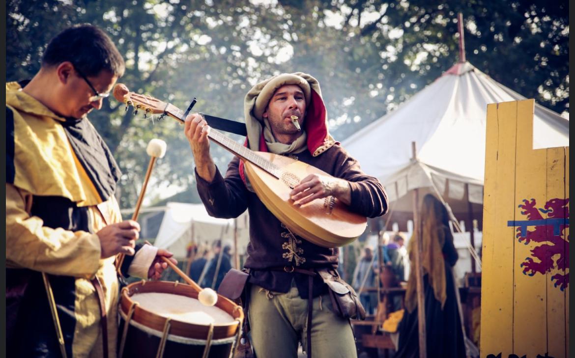 Dit jaar is het archief van de Abdij van Egmond integraal gedigitaliseerd. Om dit te vieren, organiseert het Noord-Hollands Archief een Middeleeuws Midzomerfestival. Op 21 juni wanen we ons in de middeleeuwen met veel muziek, verhalen, eten en workshops: bit.ly/3FuzHzM🌞