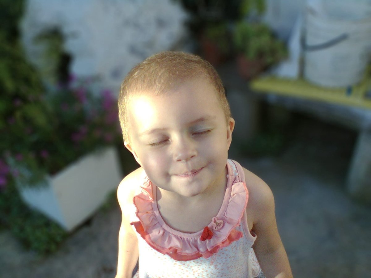 A propósito de la situación en el Garrahan: ella era Eva. Eva era nuestra hija. Eva fue una bebé hermosa. Pero cuando esa bebé empezó a ser nena, la vida la golpeó. Y nos golpeó. No había cumplido 2 años cuando fue diagnosticada con Leucemia Linfoblástica Aguda. Abro 🧵