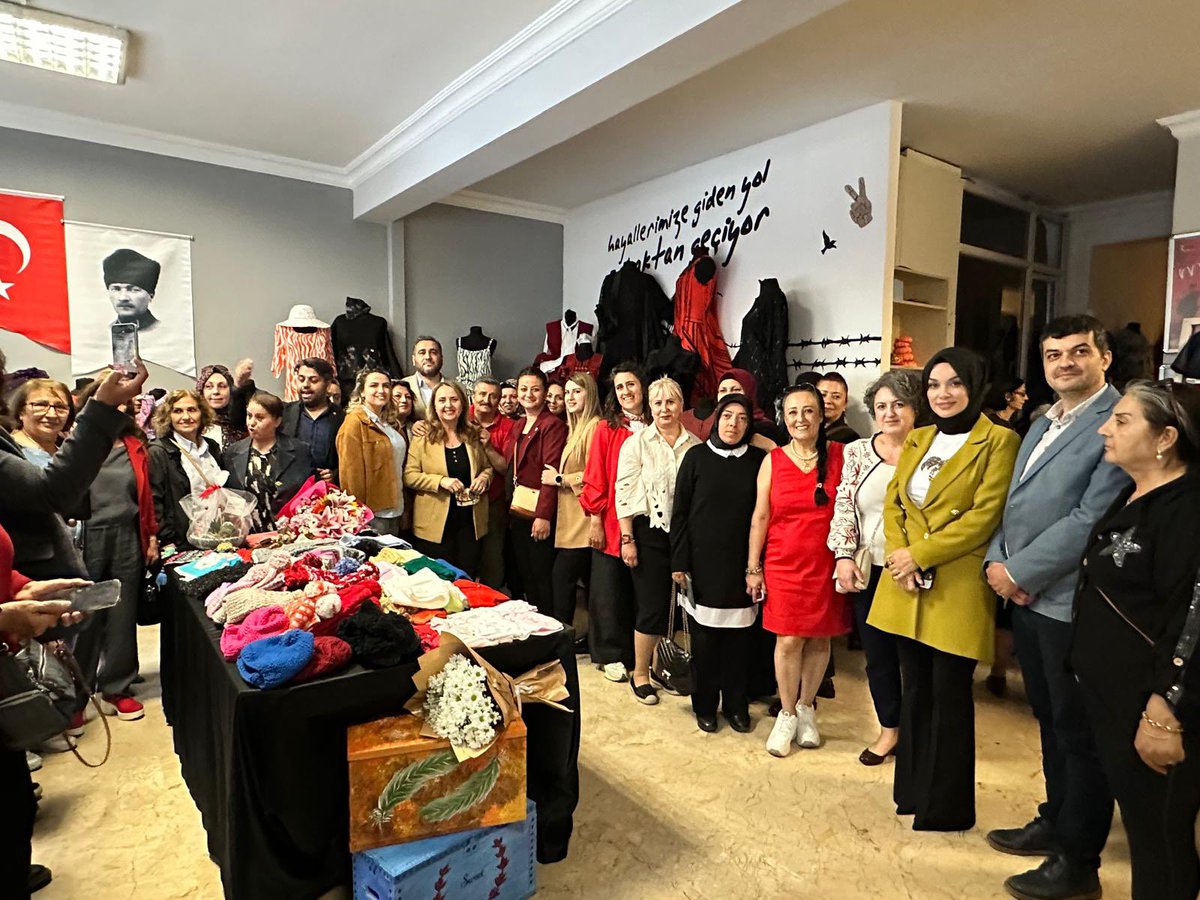 Semra Dinçer (@semradincerchp) on Twitter photo CHP Keçiören İlçe Başkanımız Berk Kılıç, (<a href="/BerkKilicCHP/">Berk KILIÇ</a>) Konya Ereğli Belediye Başkanımız Umut Akpınar (<a href="/umutakpinar42/">Umut Akpınar</a>) ve Keçiören Belediye Başkan Yardımcımız Emir Can Tunç (<a href="/ec_tunc/">Emir Can TUNÇ</a>) ile birlikte, 19 Mayıs Mahallesi Kadın Dayanışma Atölyesi’nin düzenlediği kermeste CHP Keçiören İlçe Başkanımız Berk Kılıç, (<a href="/BerkKilicCHP/">Berk KILIÇ</a>) Konya Ereğli Belediye Başkanımız Umut Akpınar (<a href="/umutakpinar42/">Umut Akpınar</a>) ve Keçiören Belediye Başkan Yardımcımız Emir Can Tunç (<a href="/ec_tunc/">Emir Can TUNÇ</a>) ile birlikte, 19 Mayıs Mahallesi Kadın Dayanışma Atölyesi’nin düzenlediği kermeste