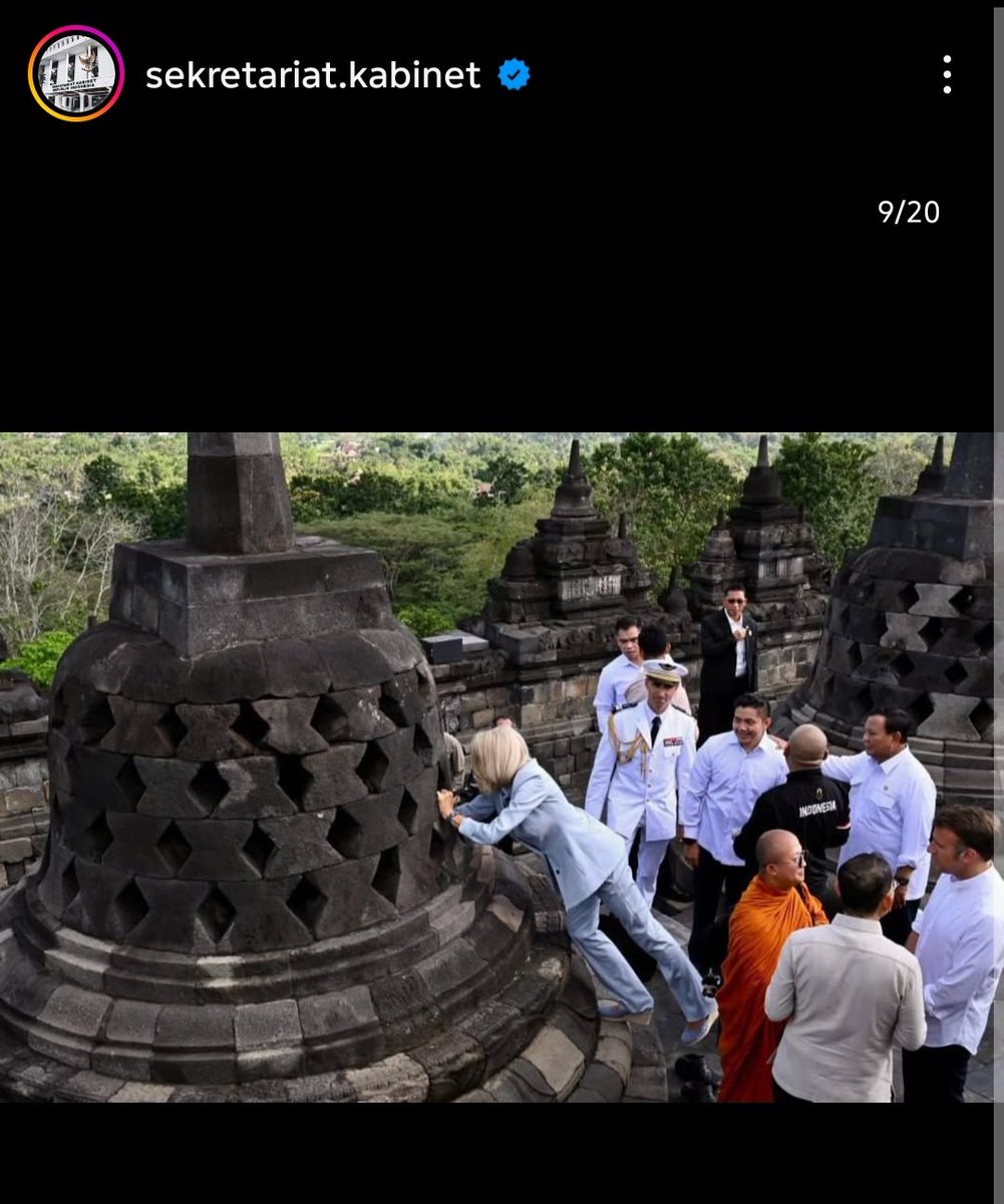 kalumwayan's tweet image. Jadi boleh ya, buat menyentuh arca di dalam stupa itu, dengan kaki naik seperti itu dan tanpa upanat (sandal khusus) itu?

*bertanya dengan nada halus, karena di akun Konservasi Borobudur, tindakan ini dilarang