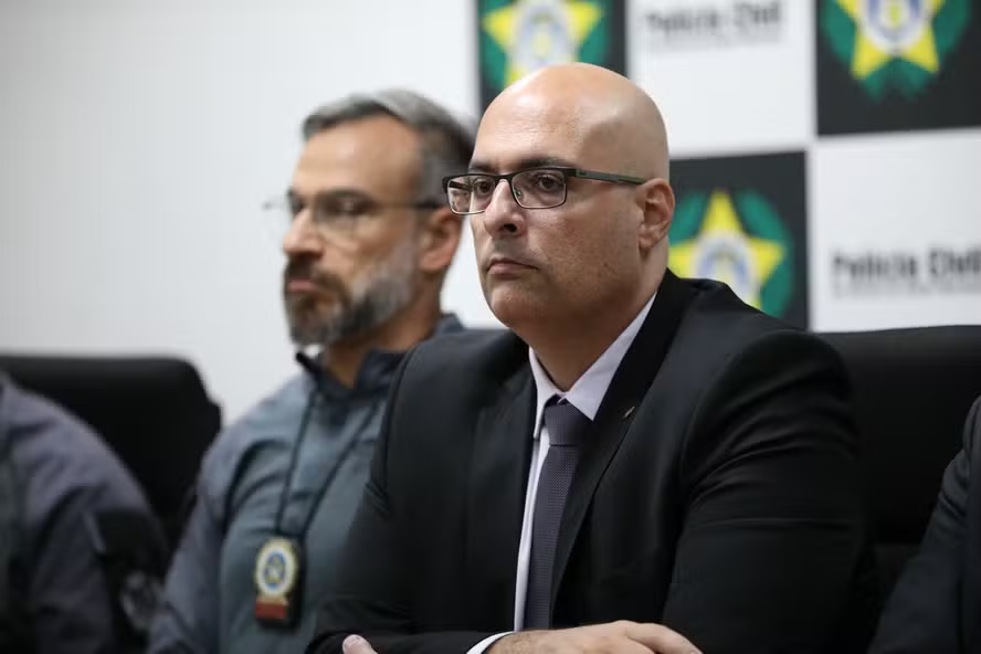 RapMais's tweet photo. Delegado da Polícia afirma que músicas de Mc Poze ‘são muito mais lesivas do que um tiro de fuzil disparado por um traficante’

“As músicas desse falso artista têm um alcance incalculável e muitas das vezes são muito mais lesivas do que um tiro de fuzil disparado por um traficante.”, disse.