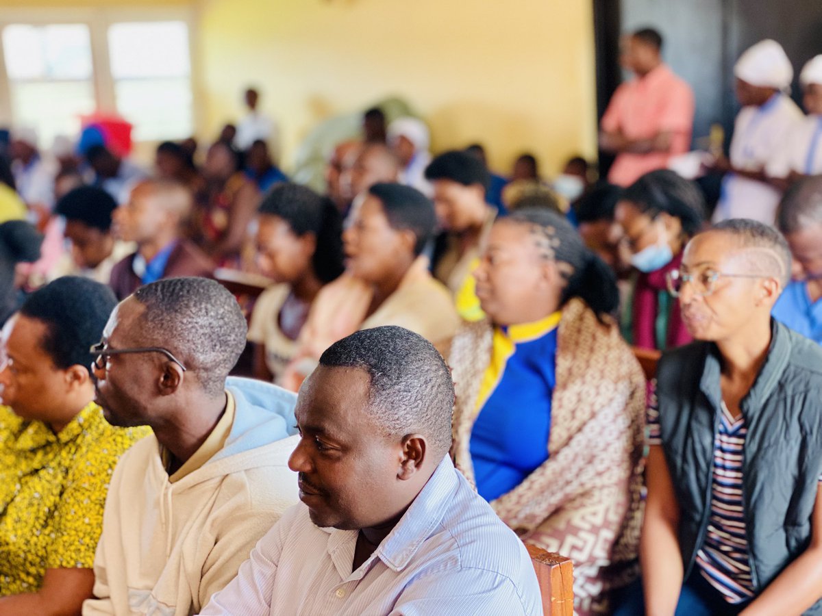 Gihundwe District Hospital (@gihundweh) on Twitter photo Mu mahugurwa y’umunsi umwe yahawe abakozi b’ibitaro bya Gihundwe, abakozi ba <a href="/RBCRwanda/">Rwanda Biomedical Centre</a> bibanze ku ndwara zititabwaho ariko ahanini zituruka ku mwanda nk’imidido.
Basabye abantu kugira isuku no kujya kwa muganga igihe cyose babonye ibimenyetso by’izo ndwara. Mu mahugurwa y’umunsi umwe yahawe abakozi b’ibitaro bya Gihundwe, abakozi ba <a href="/RBCRwanda/">Rwanda Biomedical Centre</a> bibanze ku ndwara zititabwaho ariko ahanini zituruka ku mwanda nk’imidido.
Basabye abantu kugira isuku no kujya kwa muganga igihe cyose babonye ibimenyetso by’izo ndwara.