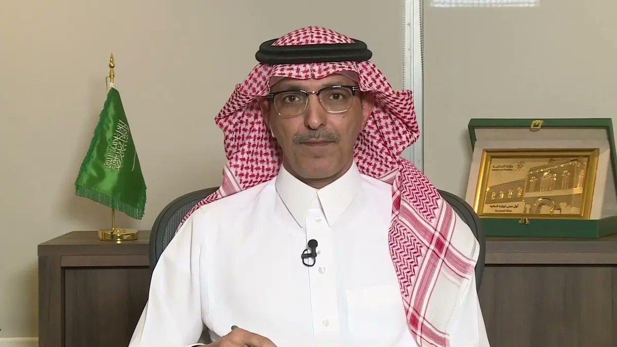 وزير المالية:
ندرس أولويات الإنفاق في ظل تراجع أسعار النفط.

يقول:
مستمرين في وتيرة الانفاق الحكومي, رغم اتساع عجز الميزانية والحساب الجاري، وارتفاع الدين العام.