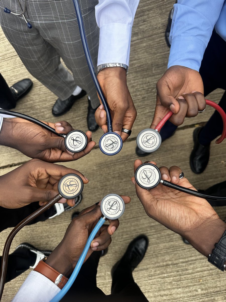 stxxroids's tweet image. been wanting to run this back for so long.😂

here’s to clinical school with my boys.🍾