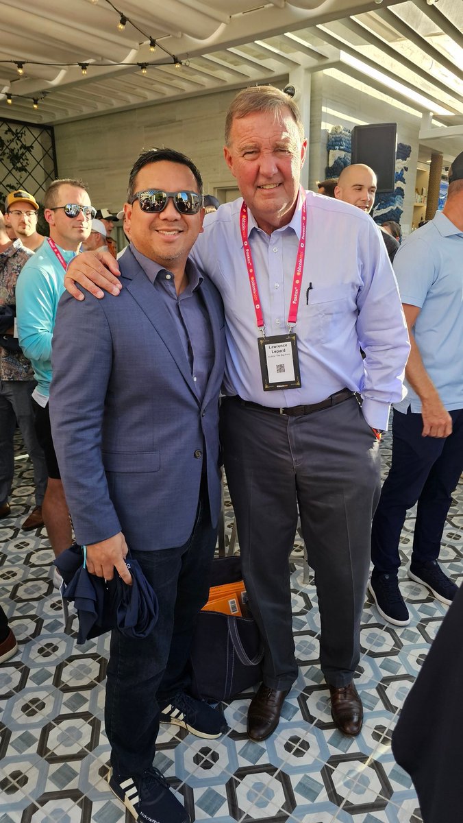CometaMD's tweet photo. I'm not usually a person who seeks to have a picture with a celebrity; however, meeting a person who is educating the world on how to fix itself, I make an exception. https://t.co/dZS66QEhYW