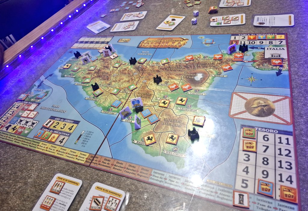 Jugando novedades.....todo un #SiciliaHistoriayLeyendas  a tres jugadores. Los dos Griegos se aliaron contra una Cartago sobrepasada....@ZenturyGames