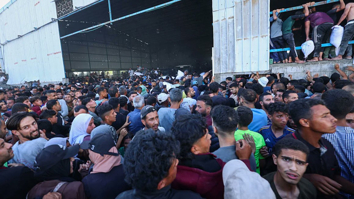 Resulta que los galpones donde guardaban comida que fueron invadidos por miles de palestinos el día de ayer eran los de la ONU en Gaza. Varias cuentas que están tratando de justificar la matanza indiscriminada de civiles salieron a propagar una versión falsa de los hechos, sin