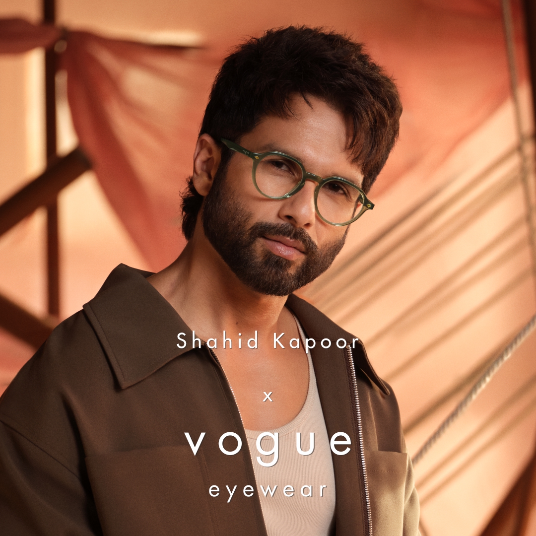 BrandmoversIN's tweet photo. That’s when the real vibe shows up.
Presenting our vision for hashtag #VogueEyewear latest drop - the hashtag #NoRulesClub. https://t.co/bsih9VDFfT