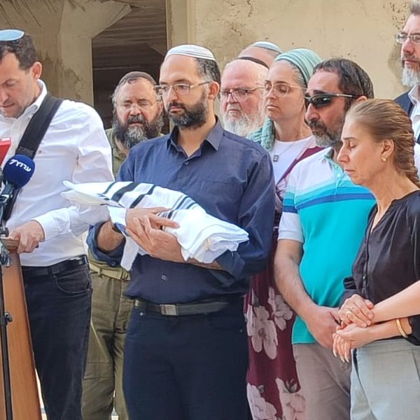 בידיים של אבא: התינוק רביד-חיים גז מובא למנוחות, הוא ייטמן לצד אימו צאלה ז"ל
<a href="/elyashivharel/">אלישיב הראל | Elyashiv Harel</a>