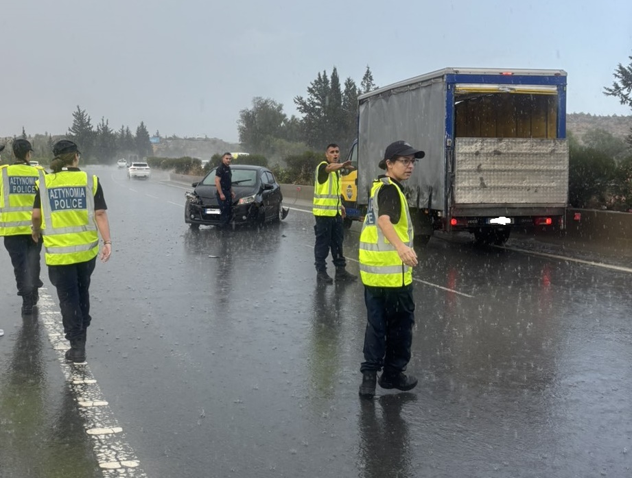 Σύγκρουση φορτηγού με όχημα στον αυτοκινητόδρομο – Άμεση ανταπόκριση Δοκίμων Αστυφυλάκων εκτός υπηρεσίας
