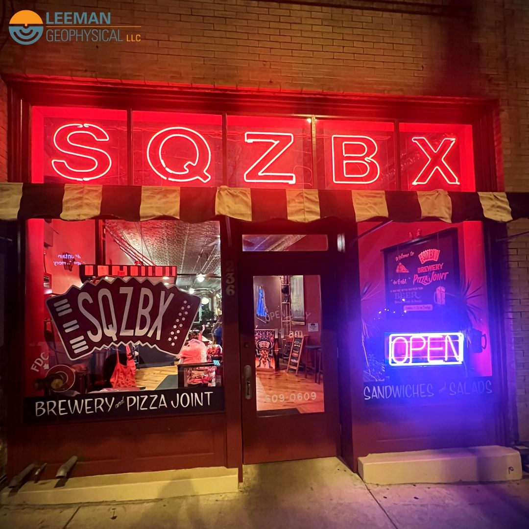 leemangeophys's tweet image. 🍕SQZBX Pizza? More like Structural #Geology 101!
This spot instantly reminded us of our #SqueezeBox!
Our Squeeze Box helps classrooms model faults, folds &amp;amp; deformation hands-on. Some things make more sense when you see them in action.
📩Learn more: buff.ly/wZblunb