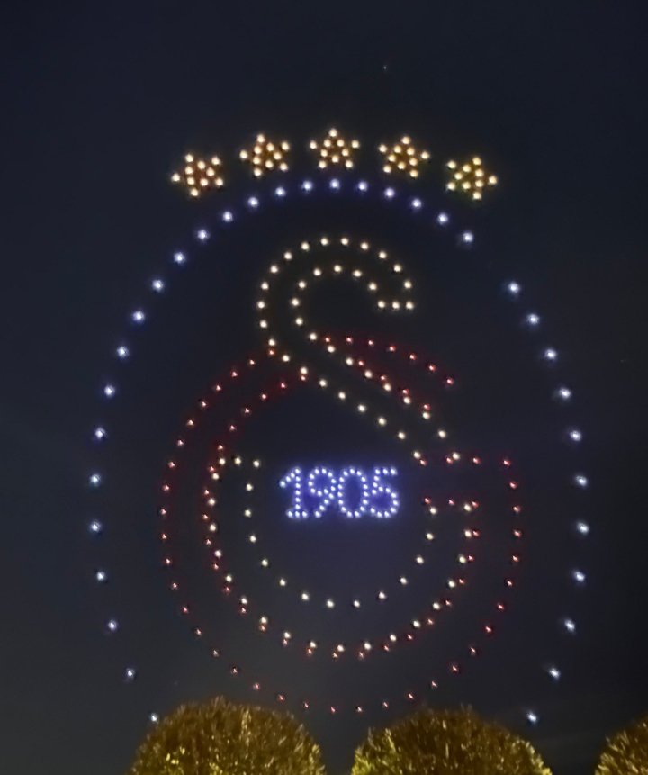 "Beş Yıldızlı Efsane" 🎶

Beş yıldızlı efsaneyiz, burası Aslan yuvası!
Yirmi beş kez taçlandık, inlesin tüm İstanbul!
Cim Bom diye haykırır her yürek gururla,
Galatasaray aşkıyla, sonsuza dek buradayız

Alnımızda şanımız, kalbimizde sevdamız,
Bir tarih yazarız her yıl, bu lig