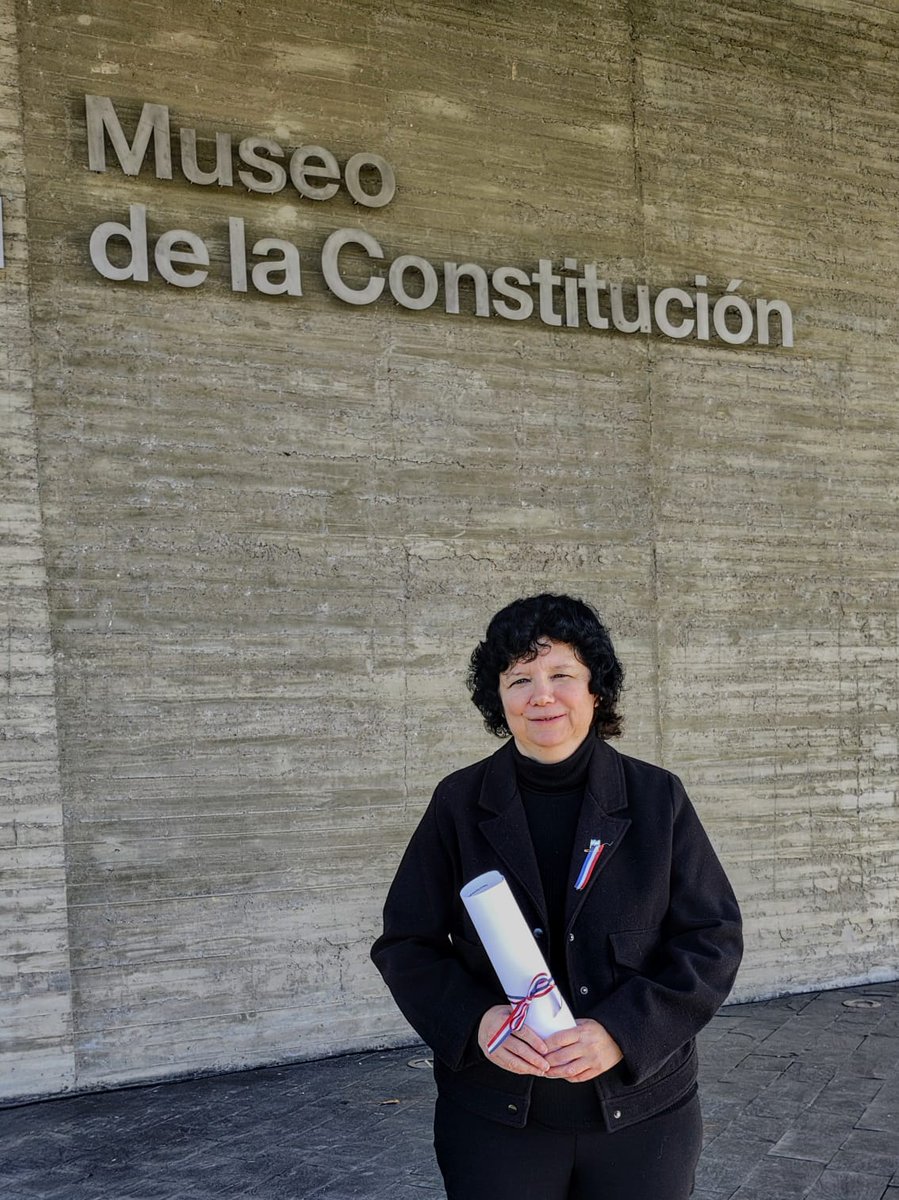 Hoy recibimos nuestro diploma como convencional constituyente.
Vamos a trabajar por una Constitución que defienda la libertad y los derechos de todos los santafesinos.
Una Constitución para el pueblo y no para la casta.