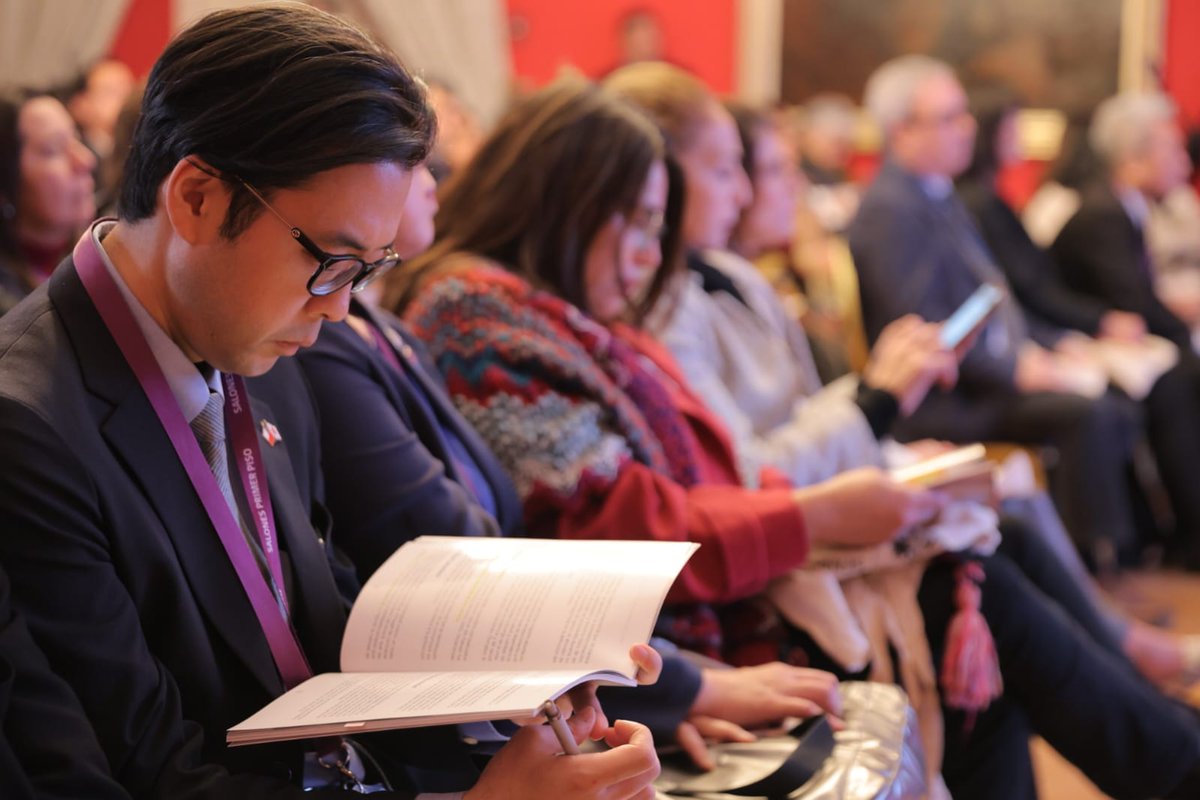 La directora Claudia Asmad presentó esta mañana la Guía de Orientaciones Técnicas Comunidades que Cuidan, iniciativa que busca orientar a equipos comunales en el establecimiento de un modelo de cuidado comunitario de personas mayores a través de un Agente de Bienestar Comunitario