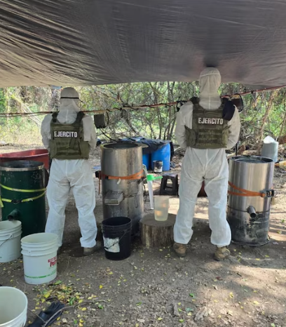 🚨 #CirculaEnRedes
Personal del #EJERCITOMEXICANO  desmantelo un laboratorio clandestino en el municipio de #Tepalcatepec, #Michoacan, que producía aproximadamente dos toneladas de metanfetaminas por semana, generando ganancias estimadas en más de 80 millones de pesos.  #Jueves