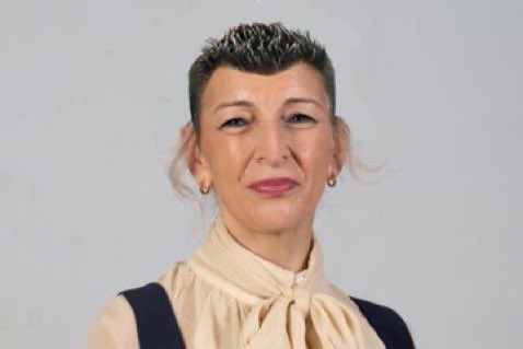 la fashionaria va reducir 5 minutos de jornada laboral a cambio de:

- jubilación a los 72
- pérdida de capacidad adquisitiva del proletariado
- más impuestos en rentas bajas
- más IVA en productos de primera necesidad
- reducir el absentismo

socialdemocratada de papel y boli✍️