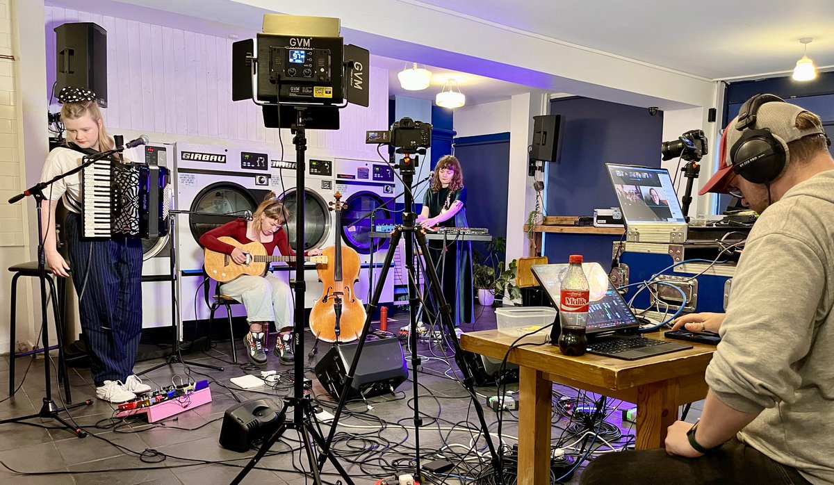 My view of an online gig from the launderette with #HeatherFerrier #CeityMac &amp; #MeLostMe