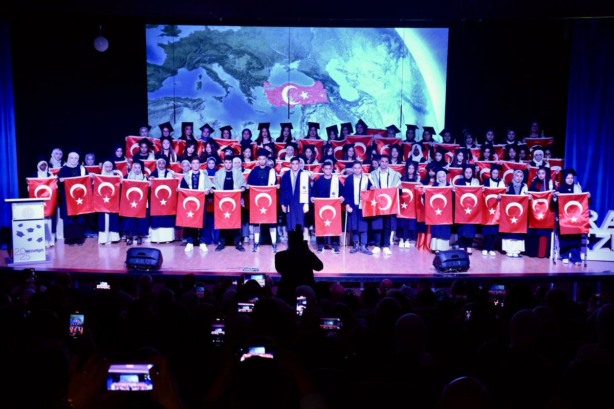 Uluslararası Milli İrade Kız Anadolu İmam Hatip Lisesi mezuniyet töreninde başta Gazze olmak üzere dünyanın dört bir yanından gelen öğrencilerimiz ile  kapanış dersimizi gerçekleştirdik.

Emek veren tüm öğretmenlerimizi ve velilerimizi tebrik ediyor, mezunlarımıza başarılarla